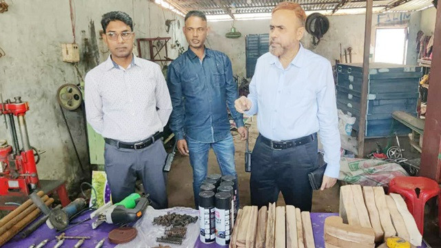 ওয়ার্কশপে অবৈধ আগ্নেয়াস্ত্র তৈরি, পিস্তলসহ সরঞ্জাম উদ্ধার