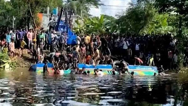 লক্ষ্মীপুরে যাত্রীবাহী বাস নিয়ন্ত্রণ হারিয়ে খালে, নিহত ৩
