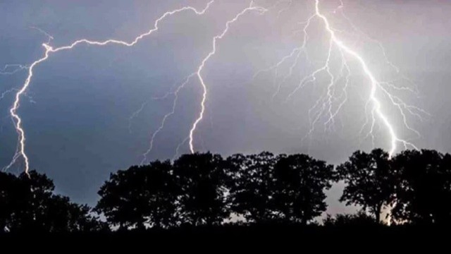 স্কুল থেকে বাড়ি ফেরার পথে বজ্রাঘাতে প্রাণ গেল তিন ছাত্রীর
