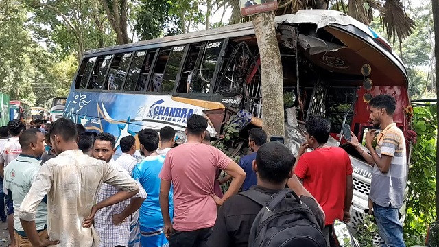 ঢাকা-বরিশাল মহাসড়কে দুই বাসের সংঘর্ষে আহত ১৫