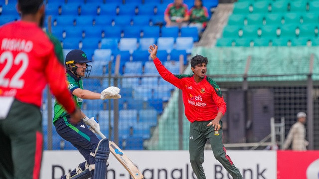 পাওয়ার প্লেতে খরুচে মেহেদী-শরিফুল, শেষ ওভারে মুস্তাফিজের ঝলক