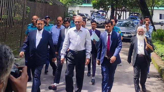 ‘আপনি দাঁড়াইয়া যাবেন আমি বসাইয়া দিমু, সবাই ভাববে আমাদের খাতির নেই’