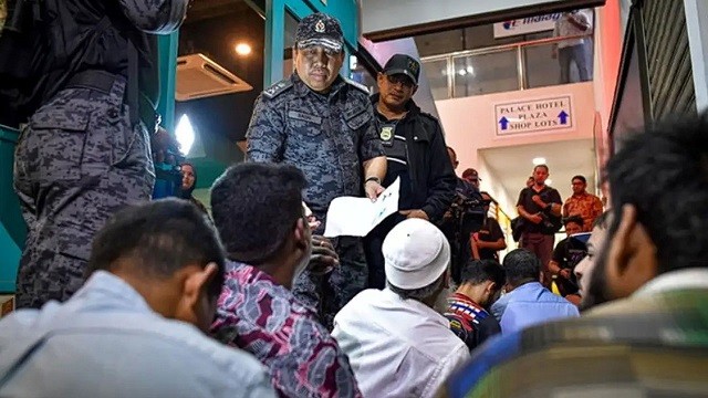 মালয়েশিয়ায় এক ঘণ্টার অভিযানে বাংলাদেশিসহ ১৭১ অভিবাসী আটক