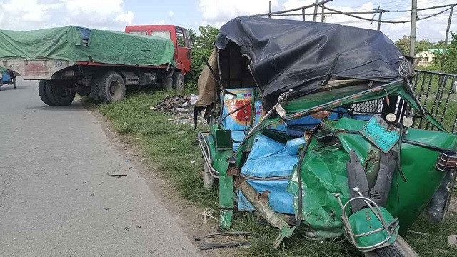 মানিকগঞ্জে ট্রাক-অটোরিকশার মুখোমুখি সংঘর্ষ, নিহত ২