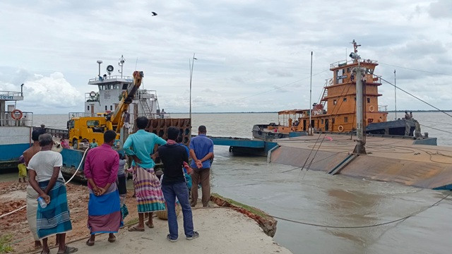পদ্মার ভাঙনে পাটুরিয়ার ৪ নম্বর ফেরিঘাট বন্ধ, ফেরি চলাচল ব্যাহত