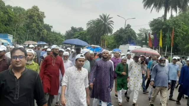 বৃষ্টি উপেক্ষা করে মানিক মিয়া এভিনিউয়ে জনতার ঢল