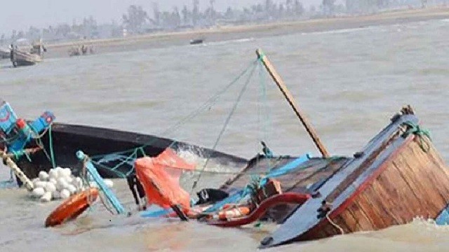 মেঘনায় ট্রলারডুবি, বাবা-ছেলে নিখোঁজ