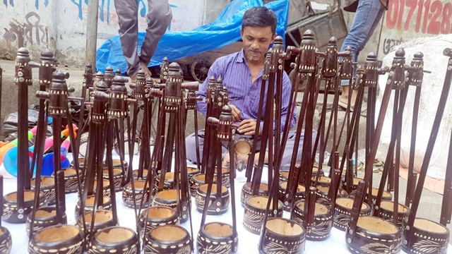 একতারা-ঢোল-পুতুলে জমজমাট বৈশাখী মেলা