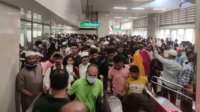 যাত্রীদের চাপে শাহবাগ মেট্রো স্টেশনের অবস্থা হ য ব র ল