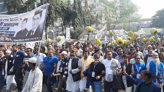 কলাবাগান মাঠে মিছিল নিয়ে জড়ো হচ্ছেন আ.লীগ নেতাকর্মীরা