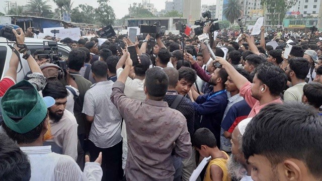 বাধা উপেক্ষা করে রাস্তায় মাইলস্টোন শিক্ষার্থীরা, ৬ দাবিতে বিক্ষোভ
