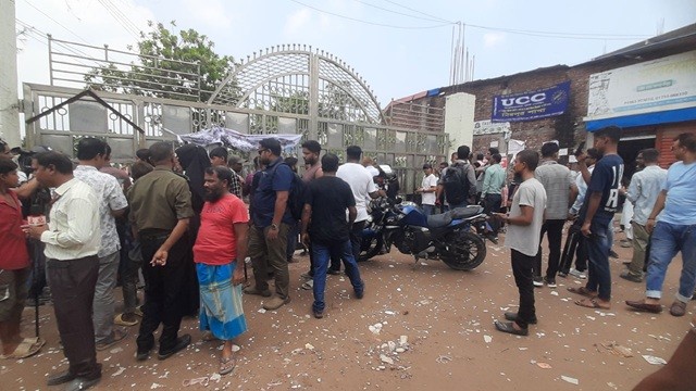 দুপুর পর্যন্ত বন্ধই থাকল মাইলস্টোনের গেট, প্রবেশাধিকার মেলেনি কারো