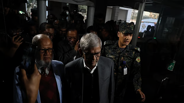 নির্বাচন ভবনে বিএনপি মহাসচিব মির্জা ফখরুল ইসলাম আলমগীর, তাঁর সঙ্গে দলের নির্বাচন পরিচালনা কমিটির চেয়ারম্যান নজরুল ইসলাম খান। আজ রোববার ঢাকার আগারগাঁওয়ে নির্বাচন ভবনে