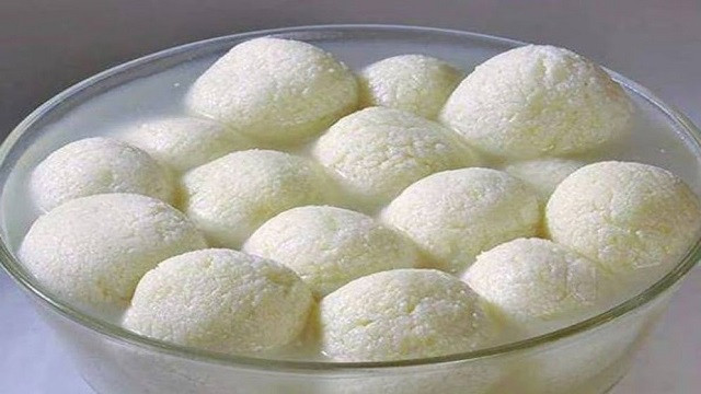 মিষ্টি দোকানের মত রসগোল্লা বাড়িতে বানিয়ে ফেলুন খুব সহজে