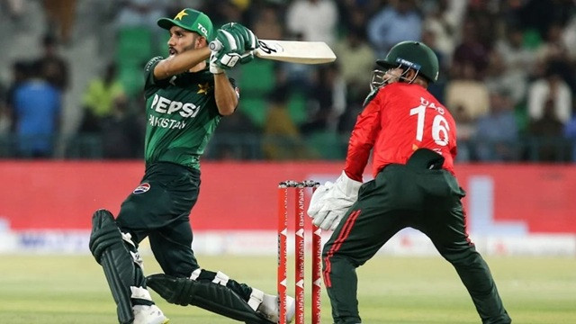 বাংলাদেশকে উড়িয়ে ২১০ ধাপ এগোলেন পাকিস্তানের ব্যাটার