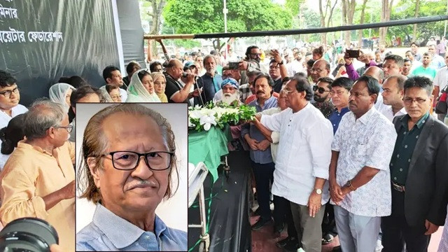 শহীদ মিনারে সর্বস্তরের মানুষের শ্রদ্ধায় মুস্তাফা মনোয়ার