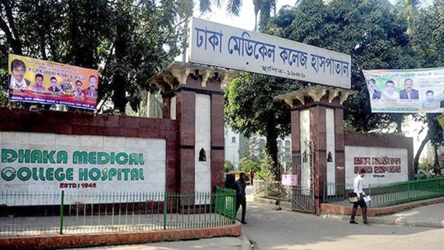 মুগদায় দুই বাসের চিপায় পড়ে প্রাণ গেল রেলকর্মীর