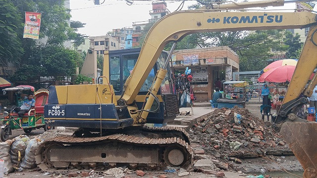 বেহাল দশায় মুগদা মেডিকেল হাসপাতালের সামনের রাস্তা, ভোগান্তিতে রোগীরা