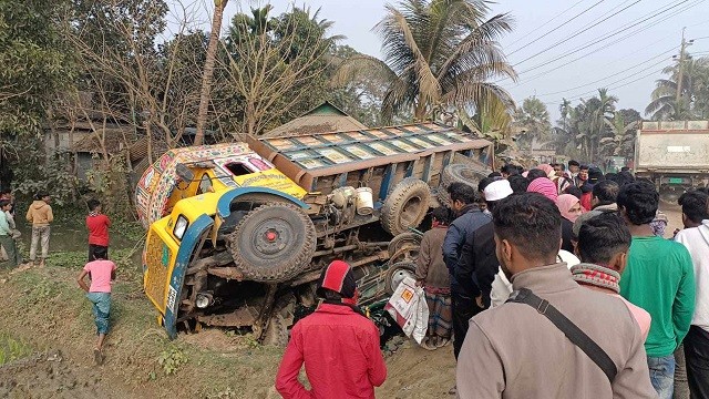 ময়মনসিংহে ট্রাকচাপায় মা-মেয়েসহ নিহত ৩