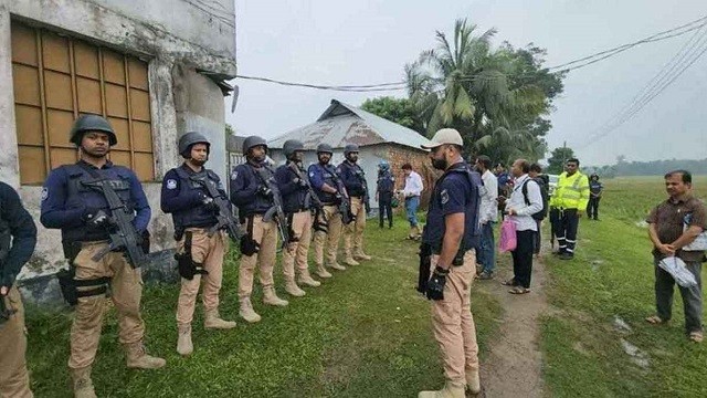 রূপগঞ্জে জঙ্গি আস্তানা সন্দেহে বাড়ি ঘেরাও