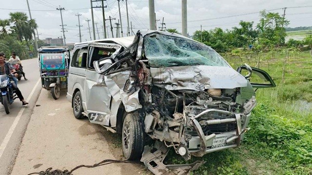 নরসিংদীতে বাস-মাইক্রোবাস-সিএনজির ত্রিমুখী সংঘর্ষে শিশুর মৃত্যু