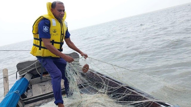 নৌপুলিশের অভিযানে ২৪ ঘণ্টায় অবৈধ জাল পোনাসহ আটক ৫৪