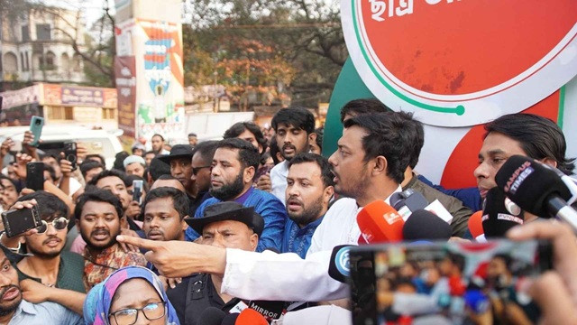 শাহবাগে বিক্ষোভ সমাবেশে এনসিপি মুখ্য সমন্বয়ক এবং ঢাকা-৮ আসনের প্রার্থী নাসীরুদ্দীন পাটওয়ারী। ছবি- সংগৃহীত