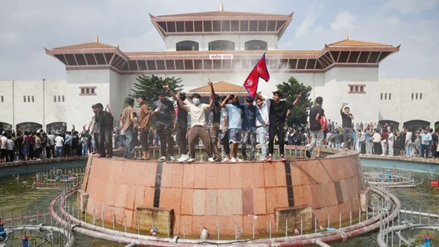 নেপালে ১৭ বছরে ১৩ বার সরকার বদল, নেপথ্যে কী