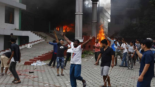 নেপালে ক্ষমতাসীন কংগ্রেসের কেন্দ্রীয় কার্যালয়ে আগুন দিলো জনতা