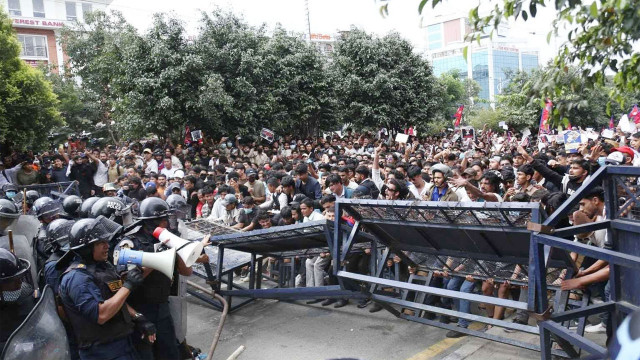 নেপালে বিক্ষোভে ভয়াবহ সহিংসতা, রাজধানীতে সেনা মোতায়েন : নিহত ৮