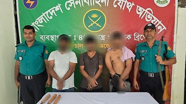 আলাউদ্দিনের বাসায় বিশেষ অভিযান, অস্ত্র ও বোমা তৈরির সরঞ্জাম উদ্ধার