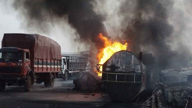 জ্বালানির ট্যাংকার বিস্ফোরিত হয়ে প্রাণ গেল ৪৮ জনের