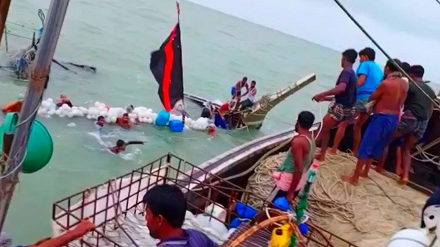 সাগরে ভেসে প্রাণে বাঁচলেন ১৮ জেলে