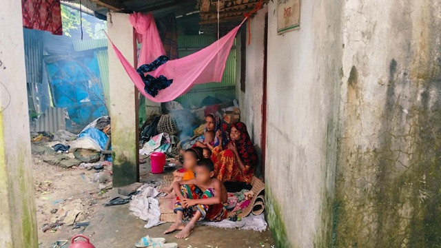 সুদ দিতে না পারায় বসতঘরে তালা, ৮ দিন ধরে বারান্দায় রিকশাচালকের পরিবার