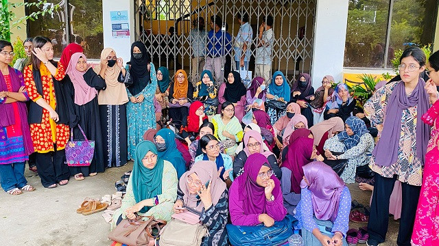 নোবিপ্রবিতে প্রশাসনিক ভবনে তালা দিয়ে শিক্ষার্থীদের বিক্ষোভ
