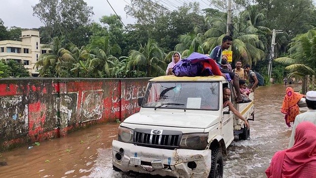 আলো থাকতেই ট্রাকে করে নিরাপদ আশ্রয়ে যাচ্ছেন নোয়াখালীর বানভাসিরা