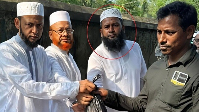 আ.লীগ নেতাকে সঙ্গে নিয়ে জামায়াত নেতার মাংস বিতরণ, ছবি ভাইরাল