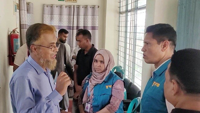 নওগাঁয় ছদ্মবেশে নির্বাচন অফিসে দুদক, অতিরিক্ত অর্থ নেওয়ার প্রমাণ মিলেছে