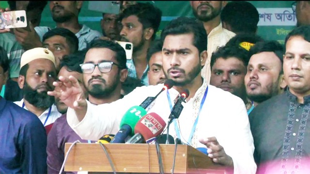 অন্তর্বর্তী সরকার মেরুদণ্ডহীন ও দুর্বল: নুর