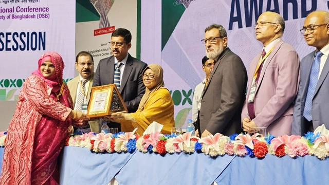 চিকিৎসা সেবায় অব্যবস্থাপনা নিয়ে ক্ষুব্ধ স্বাস্থ্য উপদেষ্টা