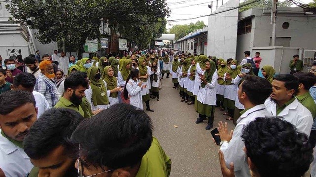 পাঁচ দাবিতে ৭ দিন ধরে আন্দোলনে নার্সিং শিক্ষার্থীরা