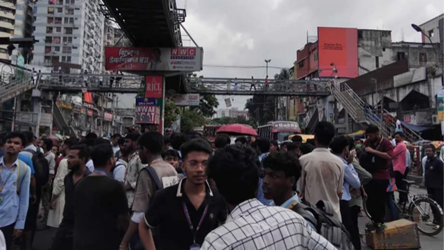 সায়েন্স ল্যাব মোড়ে সোয়া ঘণ্টা অবরোধ আইডিয়াল শিক্ষার্থীদের
