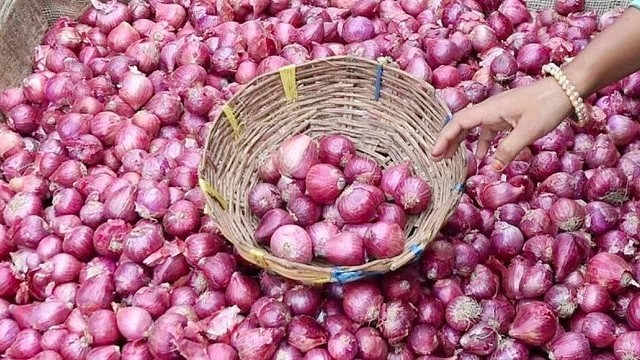 পেঁয়াজ রপ্তানি থেকে নিষেধাজ্ঞা তুলল ভারত