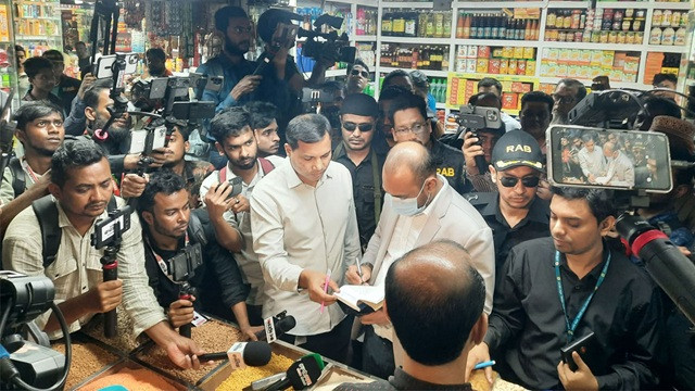 মোহাম্মদপুর কৃষি মার্কেটে র‌্যাব ও ভোক্তার অভিযানে ৫১ হাজার টাকা জরিমানা