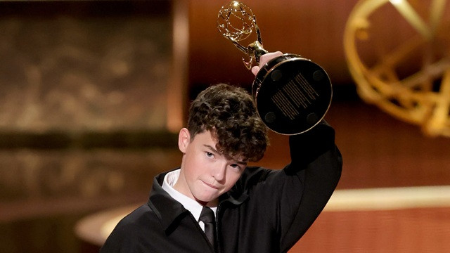 গোল্ডেন গ্লোবের মঞ্চে ইতিহাস গড়ল ওয়েন কুপার