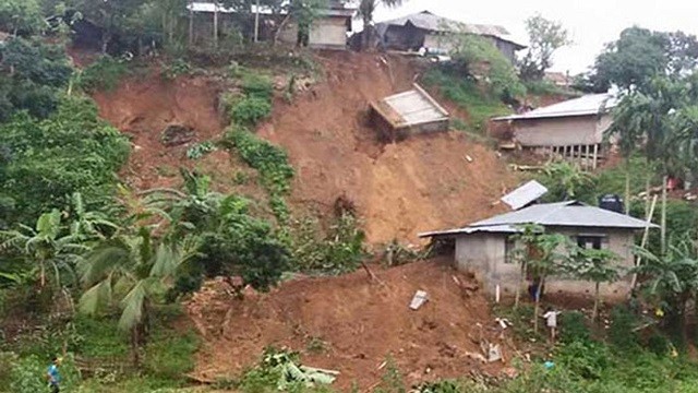 কক্সবাজারে পাহাড় ধসে শিশুসহ ২ জনের মৃত্যু