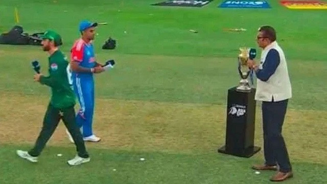 ভারতের ক্রিকেটাররা হাত না মেলানোর প্রতিবাদে যা করলেন পাকিস্তান অধিনায়ক