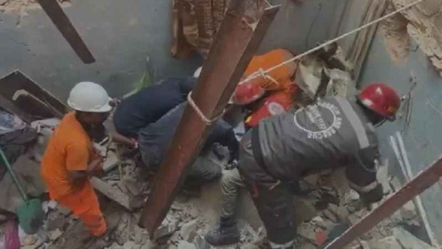 করাচিতে বিস্ফোরণে আবাসিক ভবন ধসে নিহত ১৬