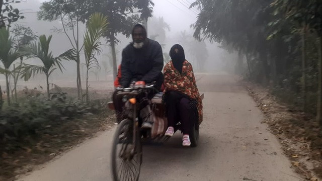 ঘন কুয়াশার আবরণে পঞ্চগড়, কাবু হিমেল বাতাসে
