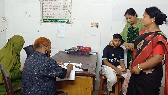 ওয়ার্ড বয়ের হাতে সেলাই!